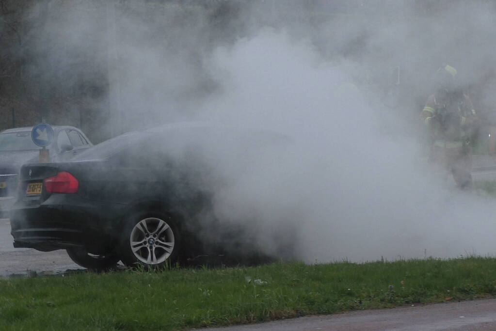 BMW gaat in vlammen op tijdens proefrit