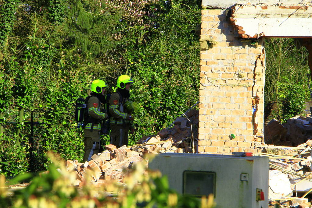 Brandweer verricht metingen bij sloopwoning