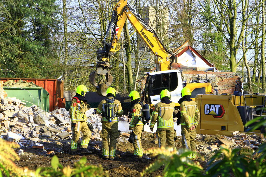 Brandweer verricht metingen bij sloopwoning