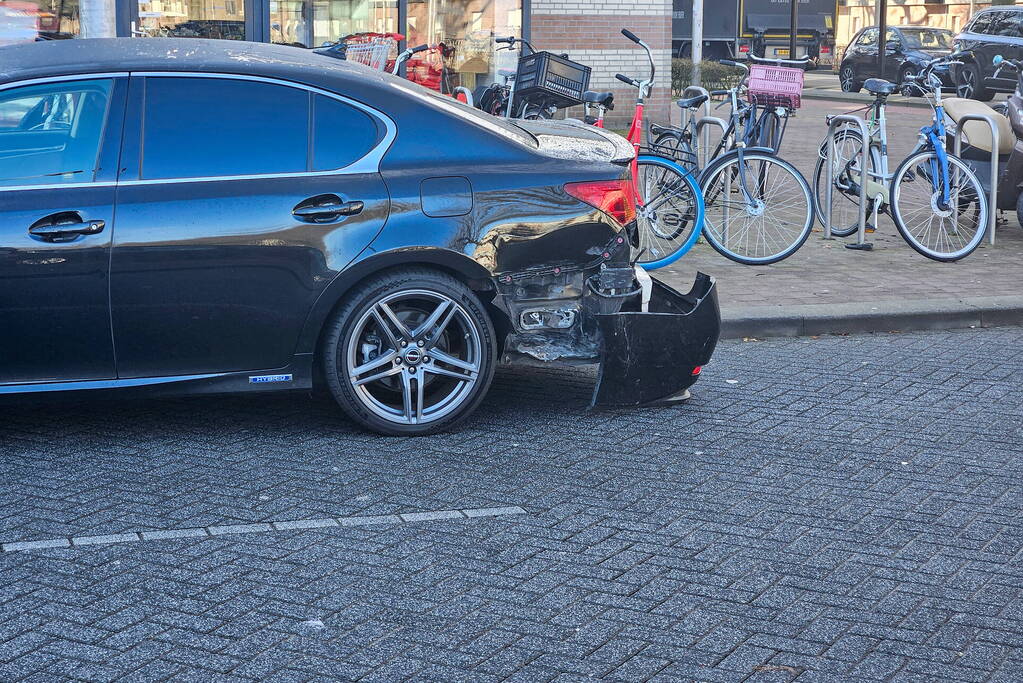 Meerdere voertuigen beschadigd bij aanrijding