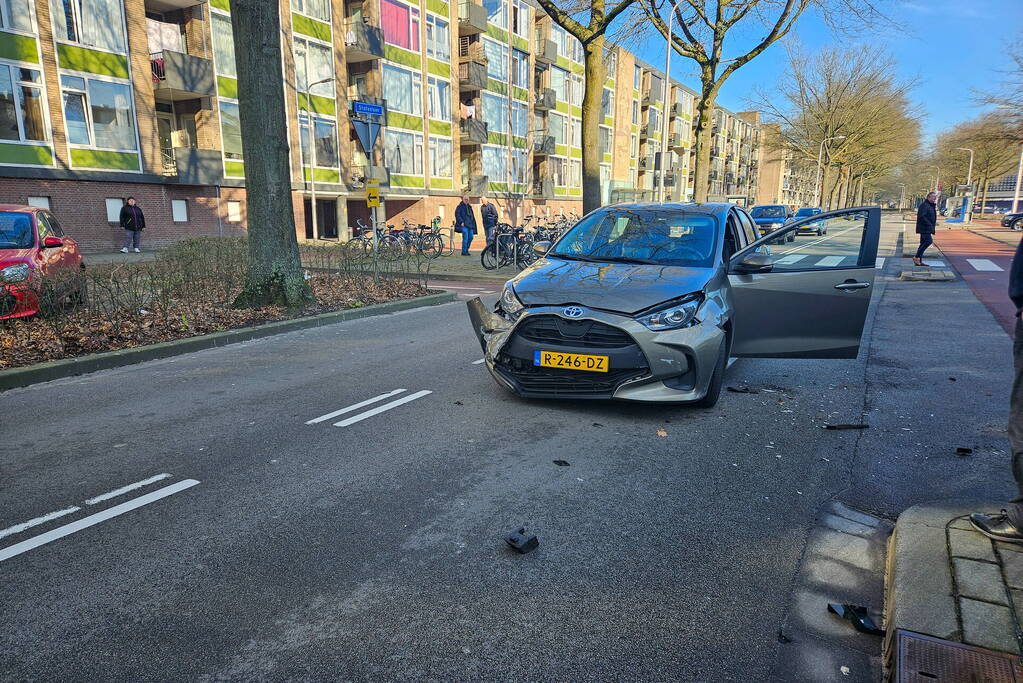 Meerdere voertuigen beschadigd bij aanrijding