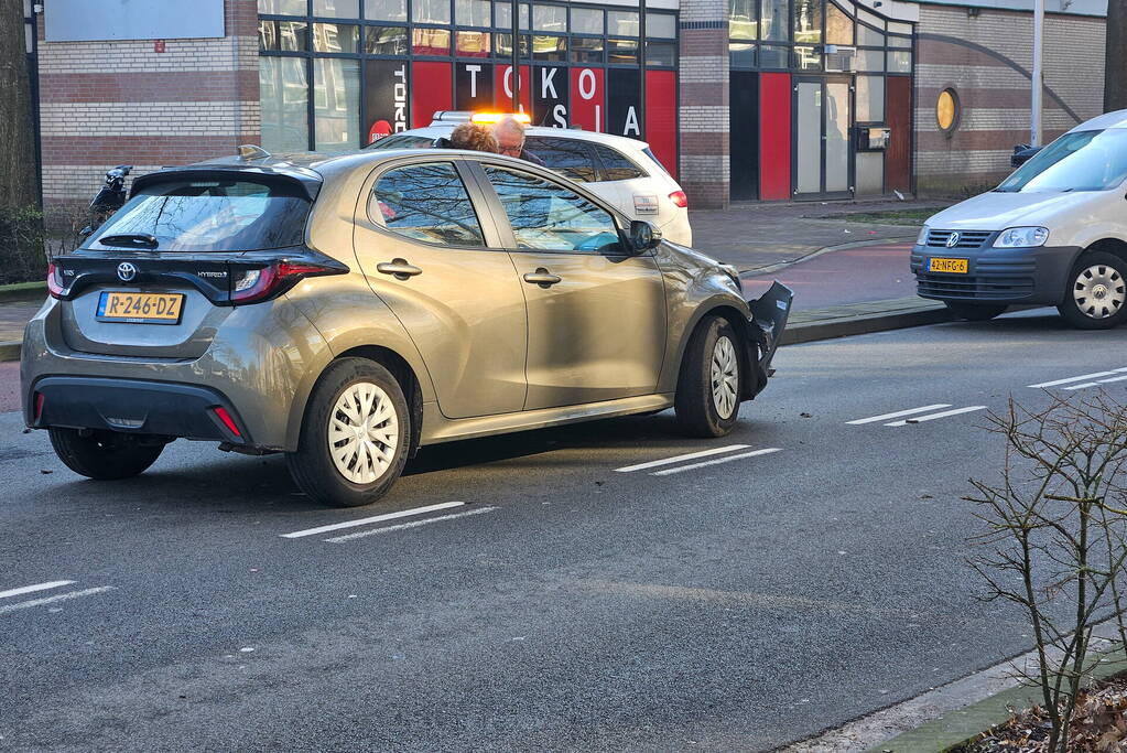 Meerdere voertuigen beschadigd bij aanrijding