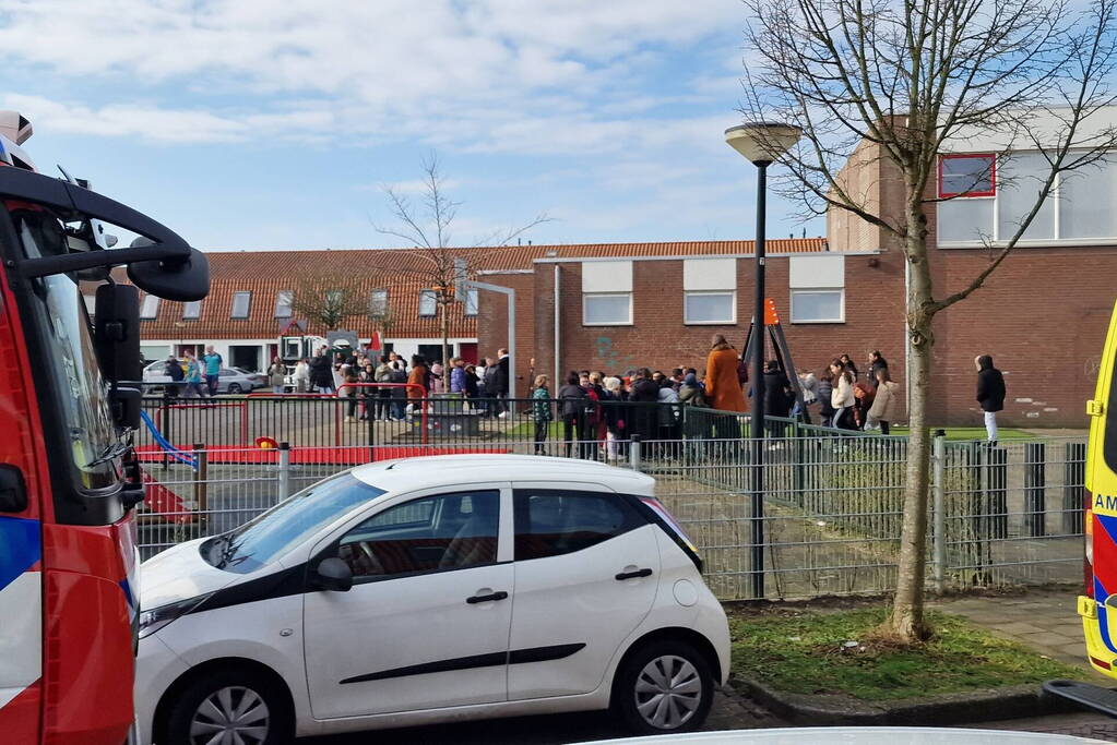 Basisschool ontruimd vanwege vreemde geur