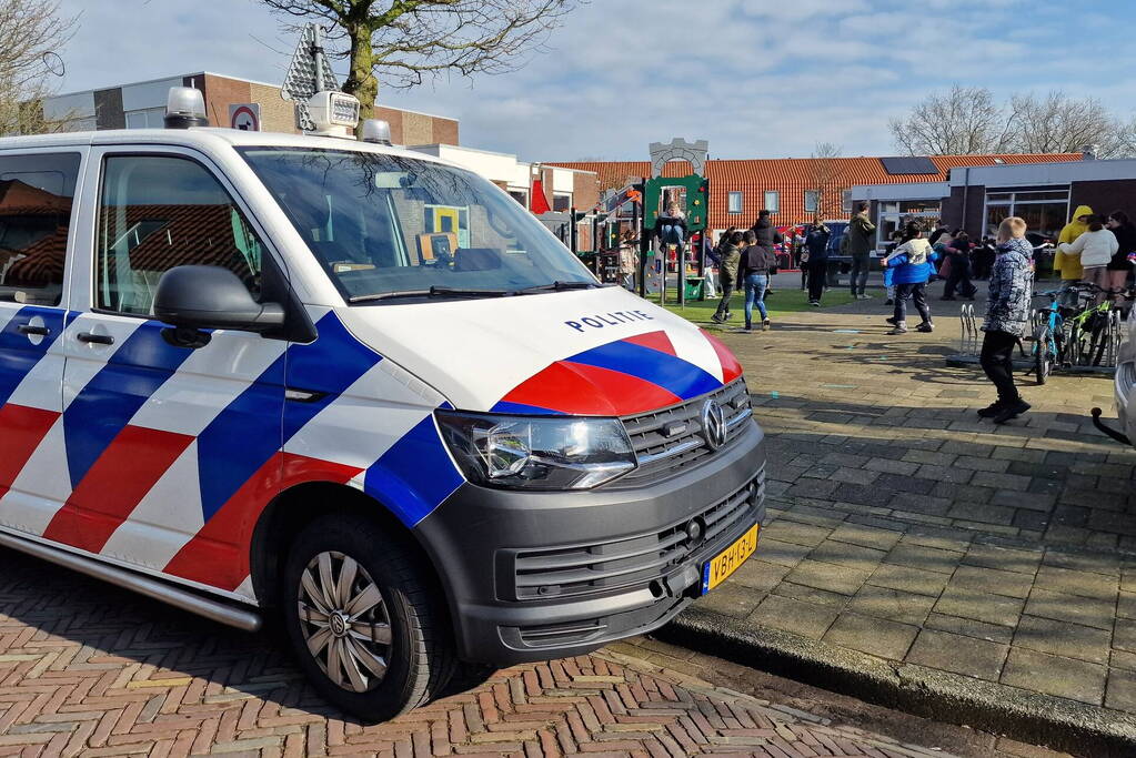 Basisschool ontruimd vanwege vreemde geur