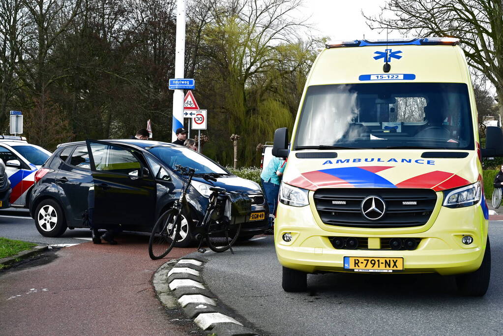 Fietsster gewond bij aanrijding op rotonde