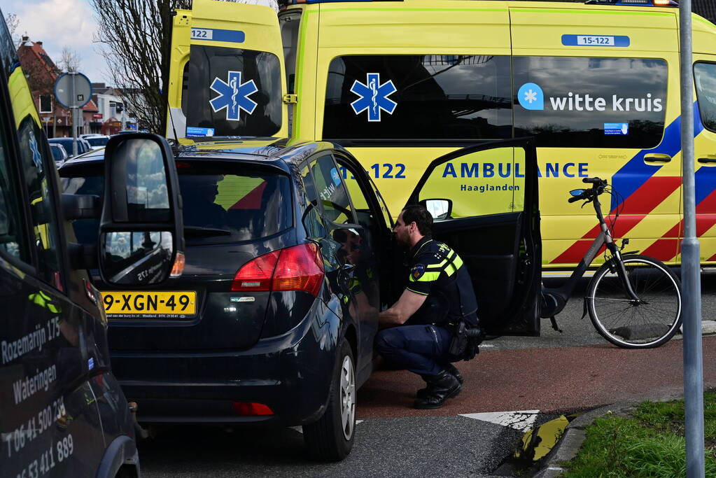 Fietsster gewond bij aanrijding op rotonde