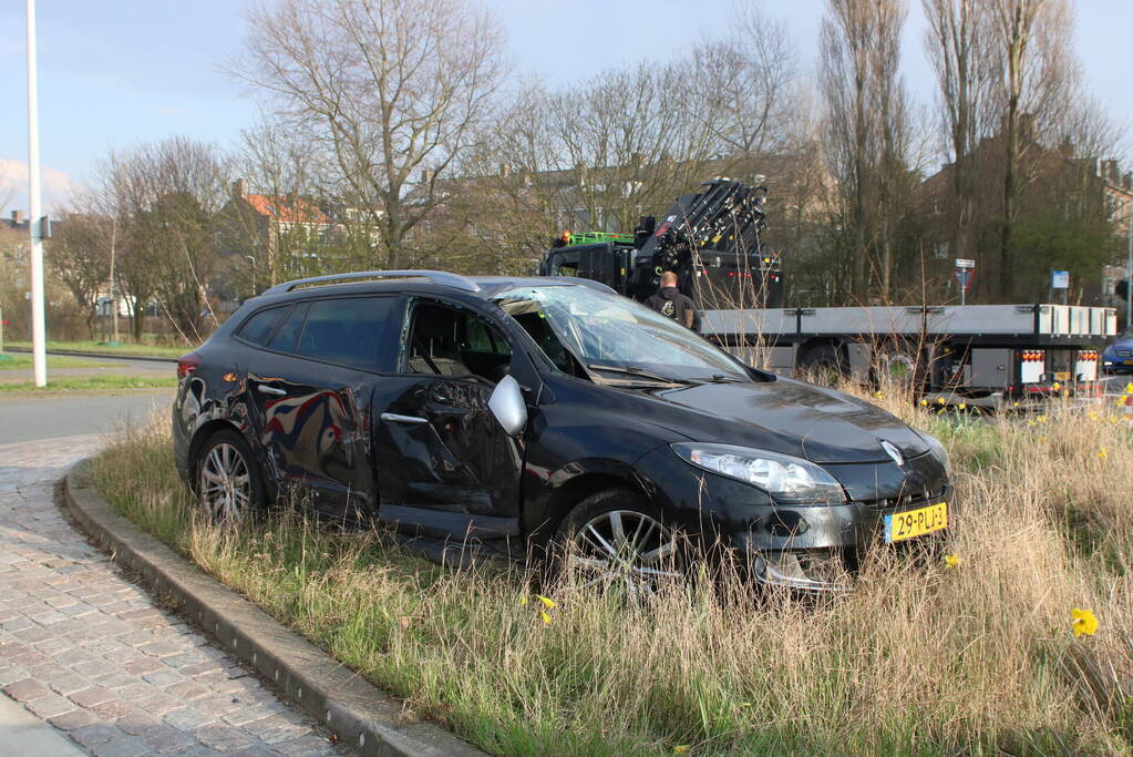 Vrachtwagen klapt op personenauto