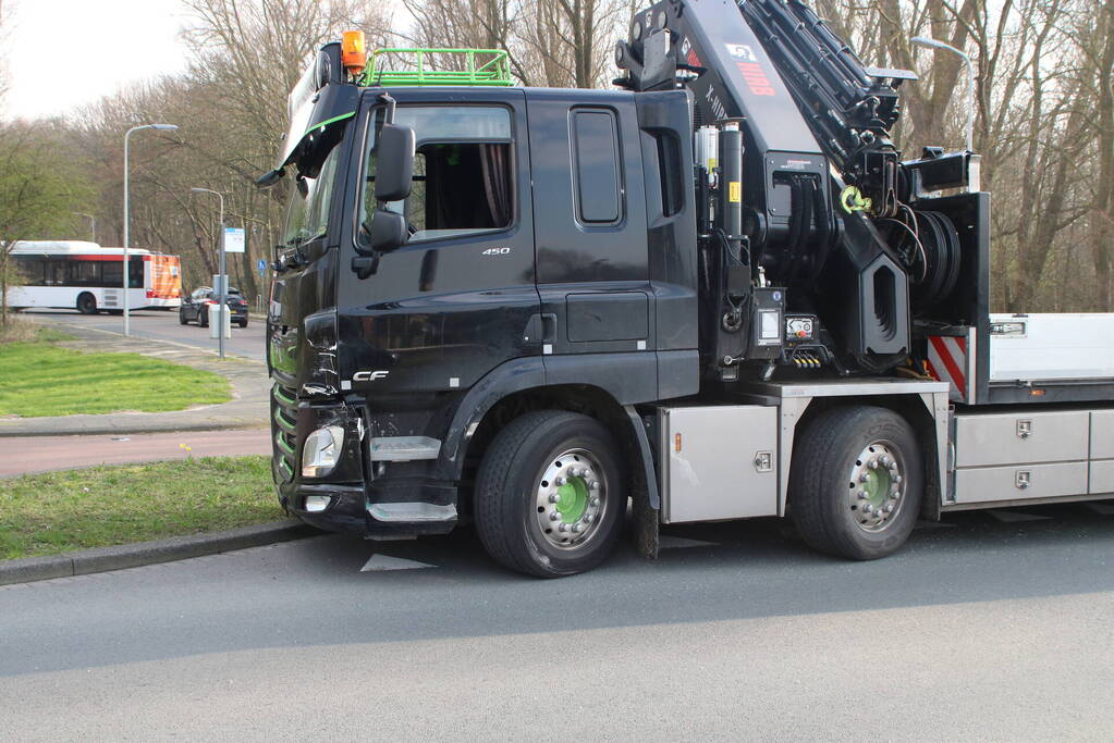 Vrachtwagen klapt op personenauto