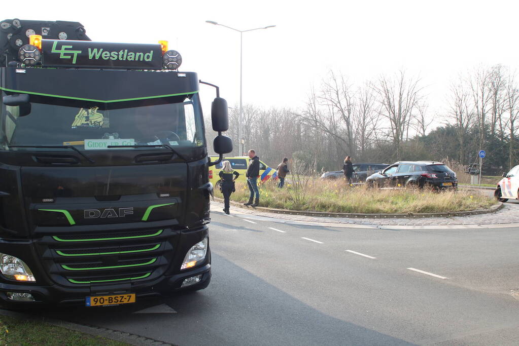 Vrachtwagen klapt op personenauto