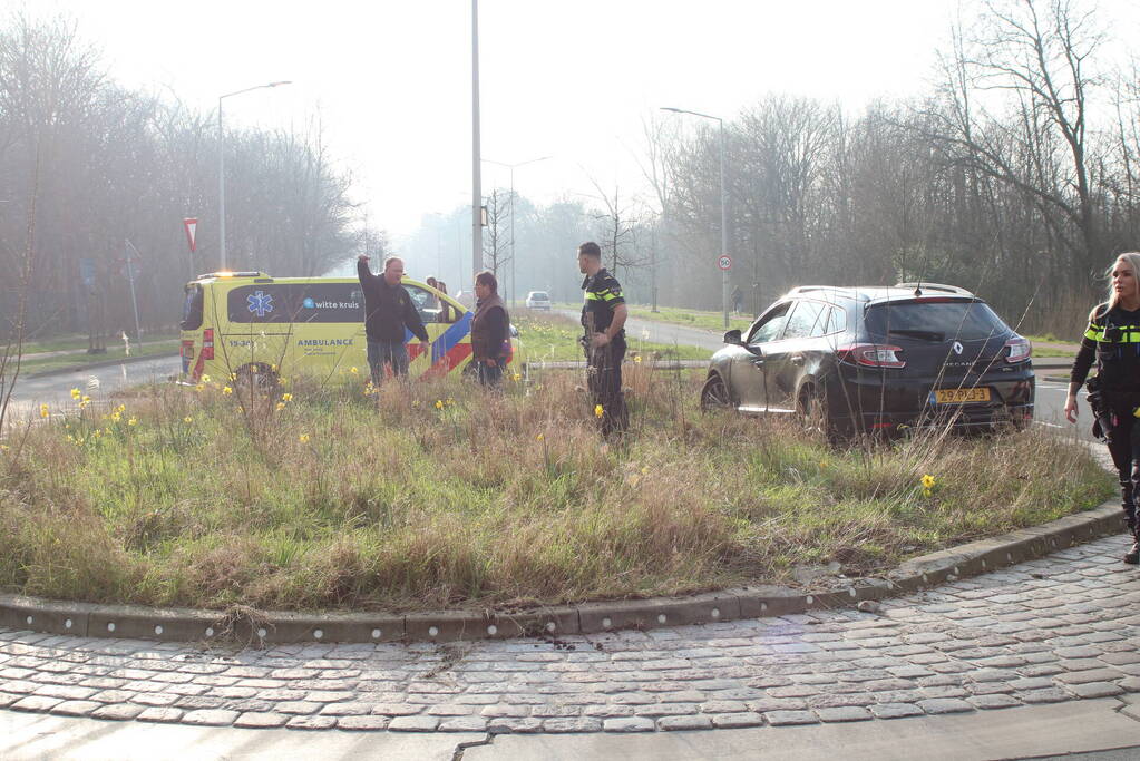 Vrachtwagen klapt op personenauto