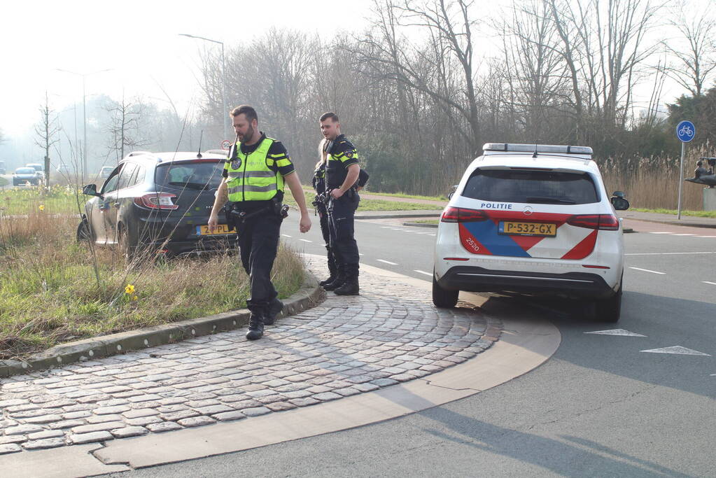 Vrachtwagen klapt op personenauto