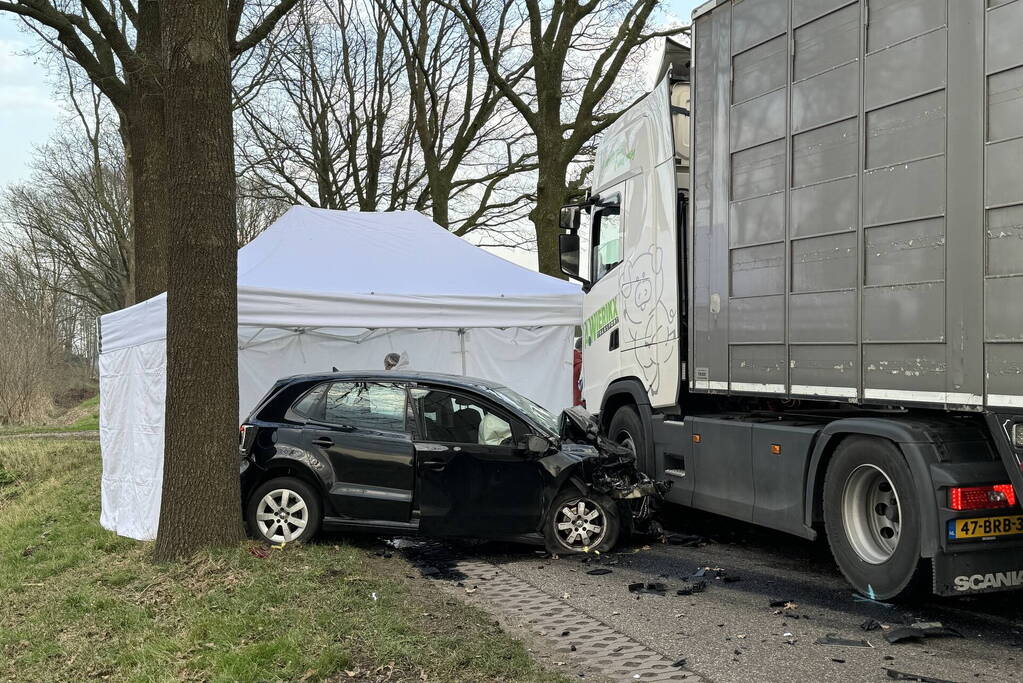 Persoon overleden bij aanrijding tussen personenauto en vrachtwagen