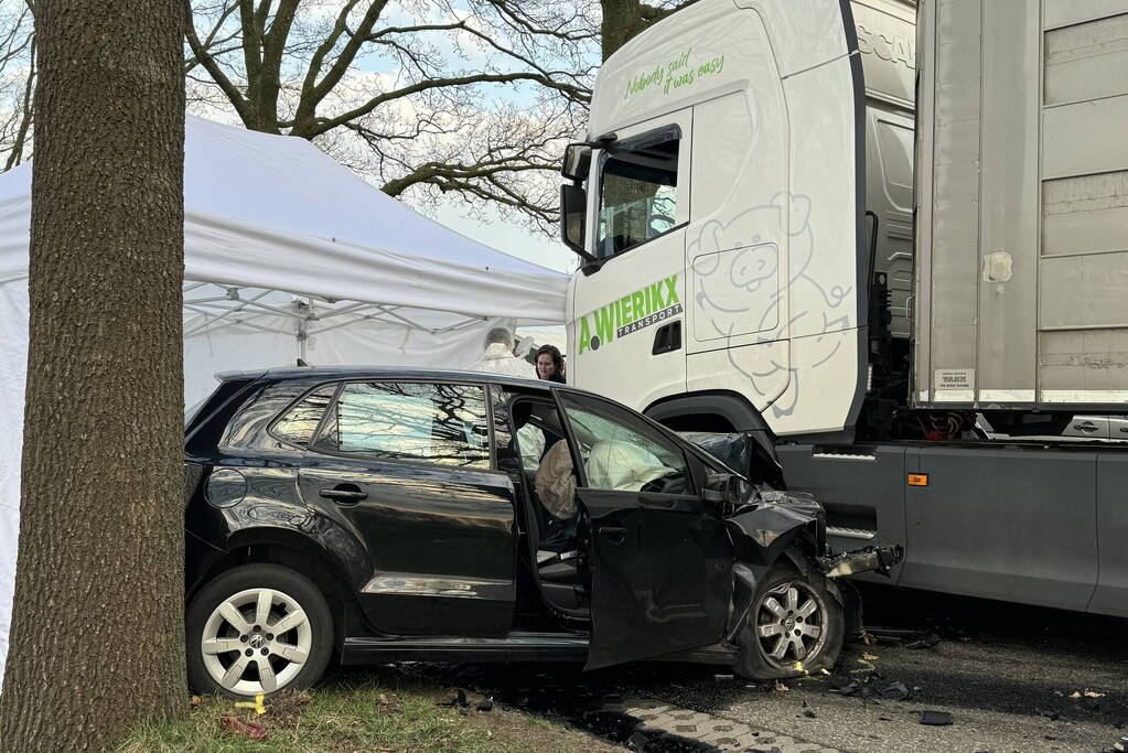 Persoon overleden bij aanrijding tussen personenauto en vrachtwagen