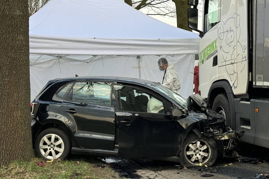 Persoon overleden bij aanrijding tussen personenauto en vrachtwagen