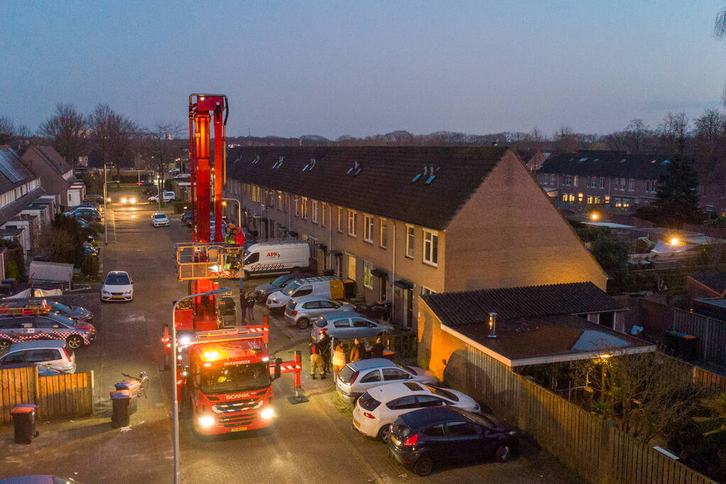 Brandweer helpt bewoner met kat van dak halen