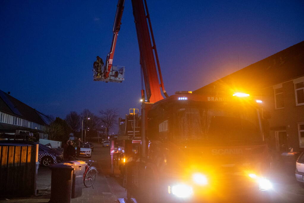 Brandweer helpt bewoner met kat van dak halen