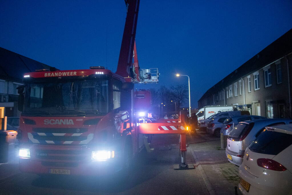 Brandweer helpt bewoner met kat van dak halen