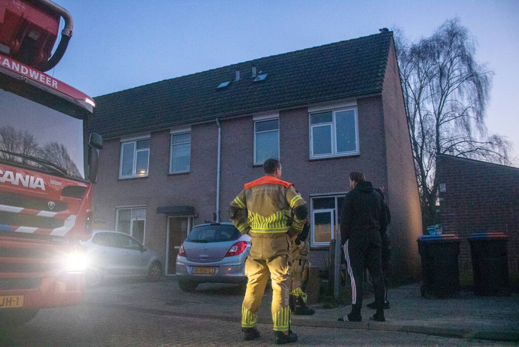 Brandweer helpt bewoner met kat van dak halen