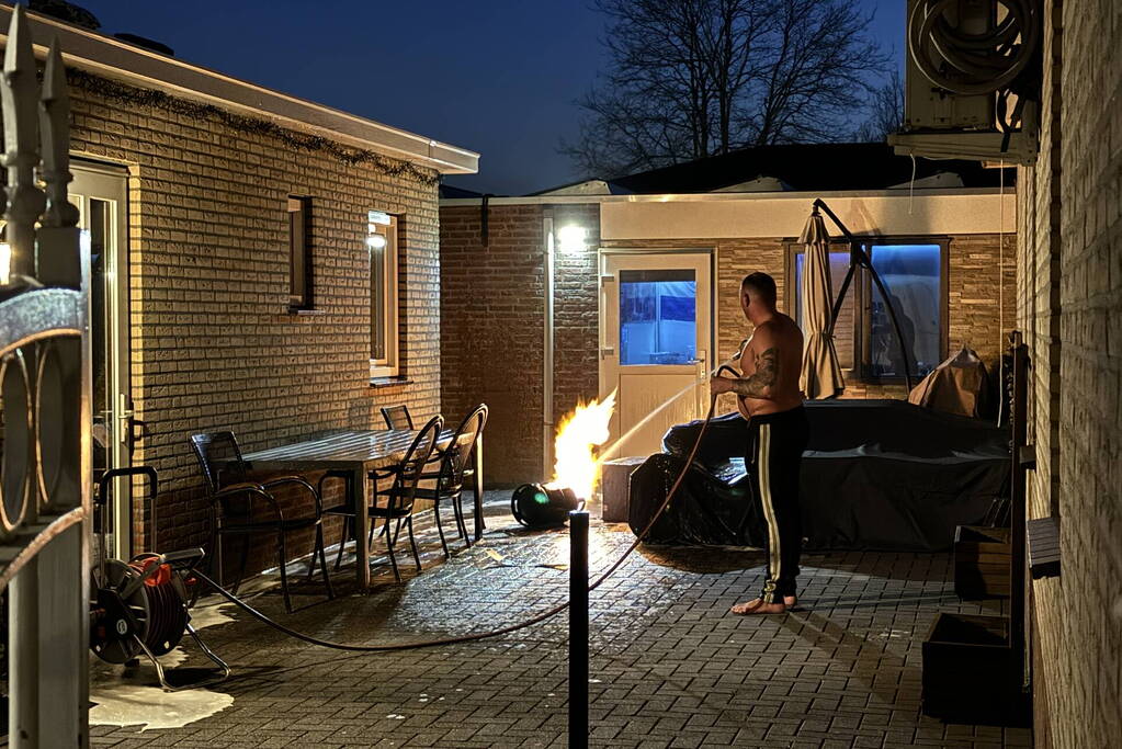 Vlam slaat in gasfles tijdens aansluiten