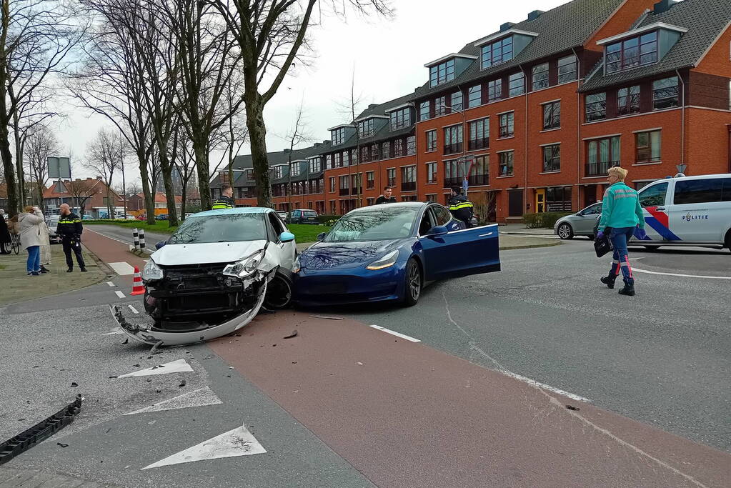 Personenauto's in botsing op kruising