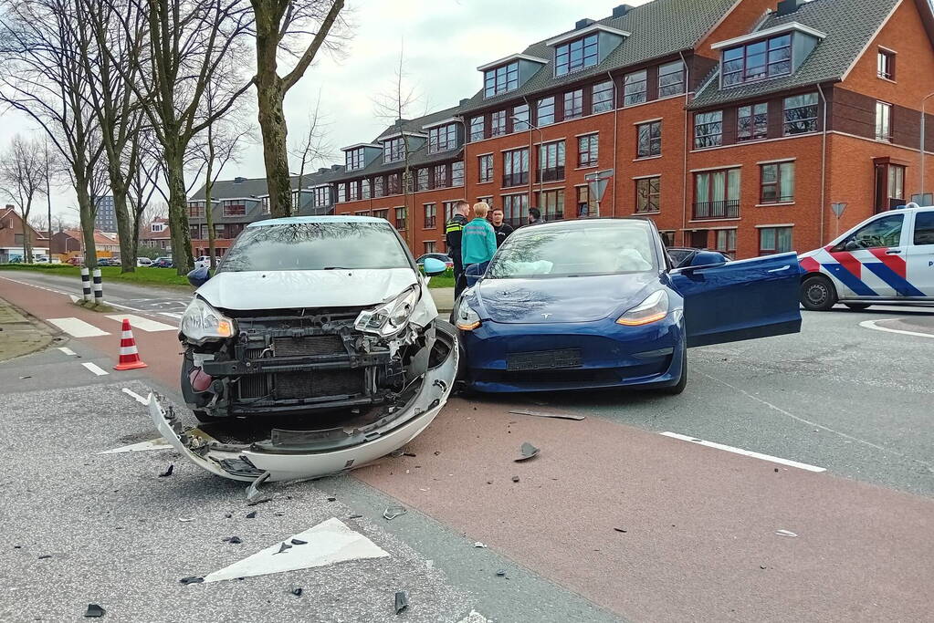 Personenauto's in botsing op kruising