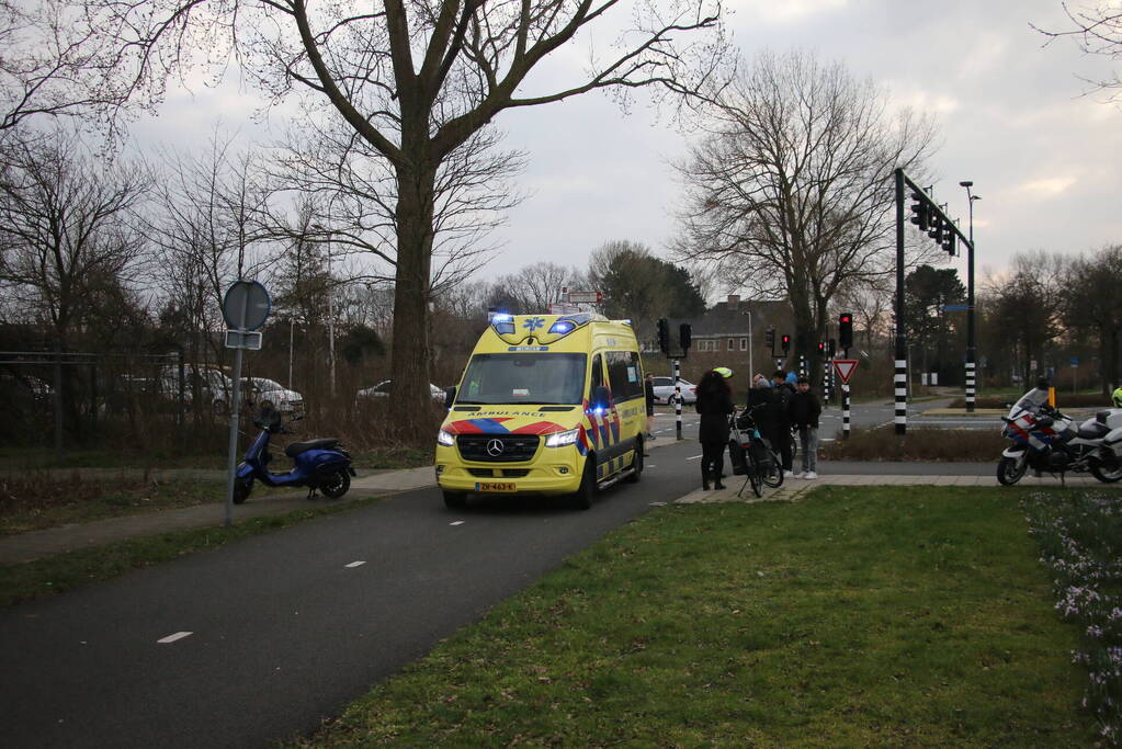 Fietser gewond bij botsing met scooterrijder