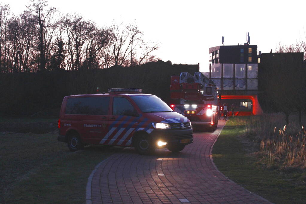 Brandweer doorzoekt sloot na aantreffen fiets langs waterkant