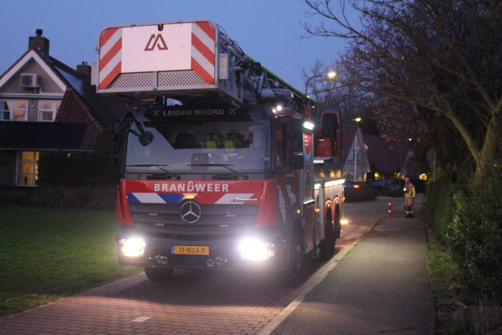 Brandweer doorzoekt sloot na aantreffen fiets langs waterkant