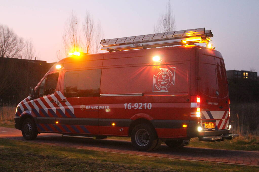 Brandweer doorzoekt sloot na aantreffen fiets langs waterkant