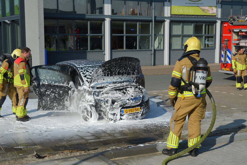 Geparkeerde auto vliegt in brand