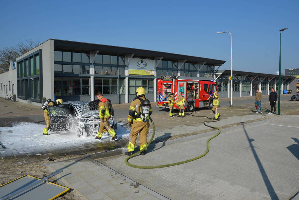 Geparkeerde auto vliegt in brand