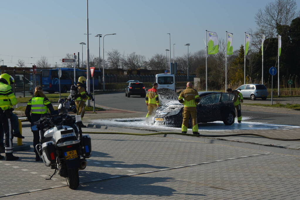 Geparkeerde auto vliegt in brand