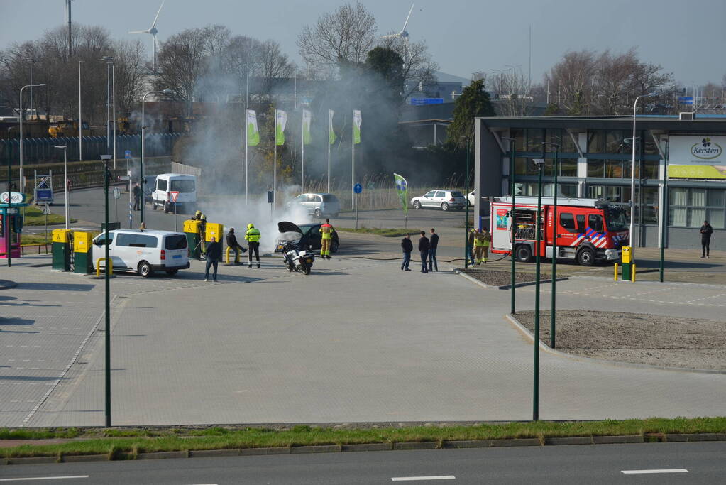 Geparkeerde auto vliegt in brand