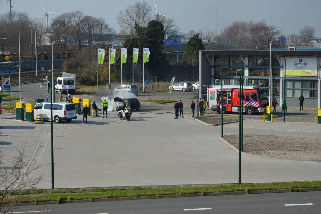 Geparkeerde auto vliegt in brand