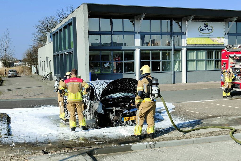 Geparkeerde auto vliegt in brand