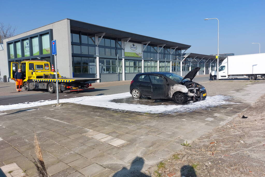 Geparkeerde auto vliegt in brand