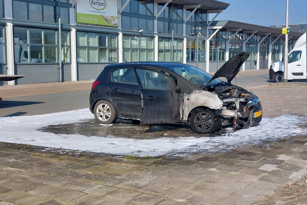 Geparkeerde auto vliegt in brand