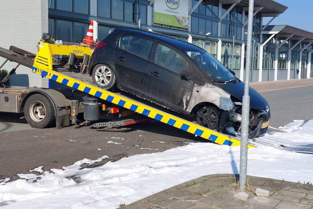 Geparkeerde auto vliegt in brand