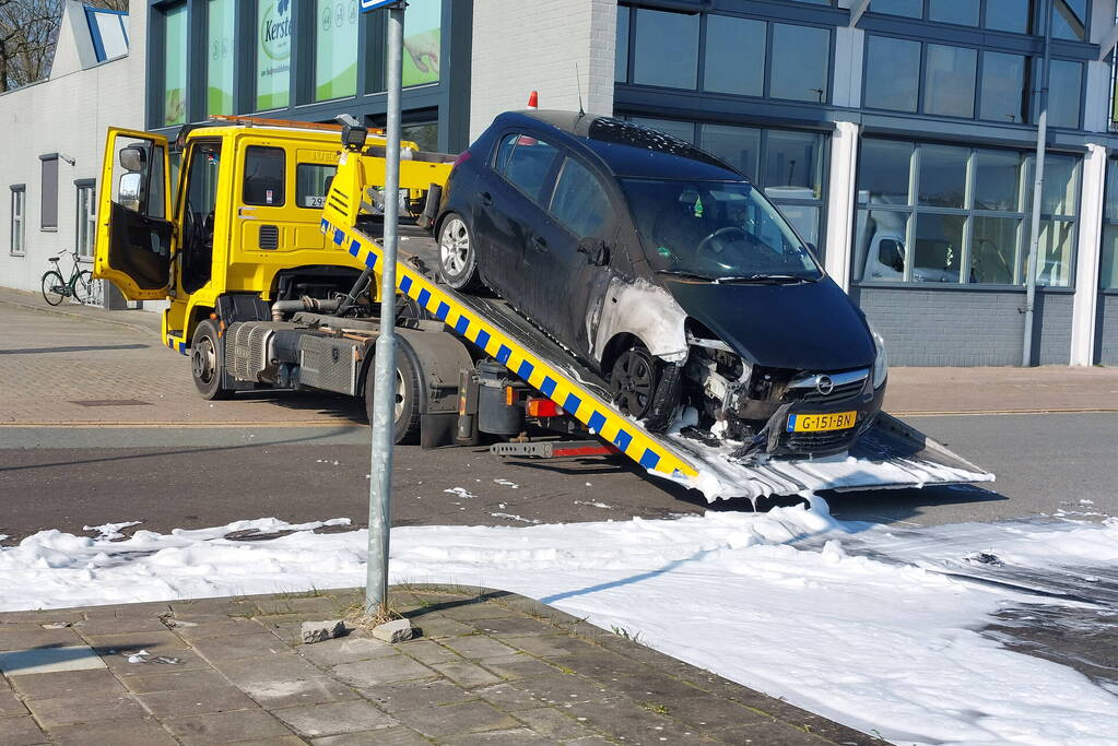 Geparkeerde auto vliegt in brand