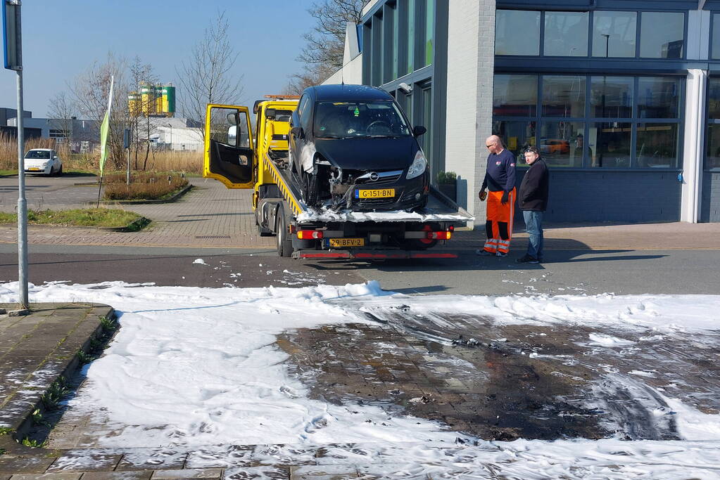 Geparkeerde auto vliegt in brand