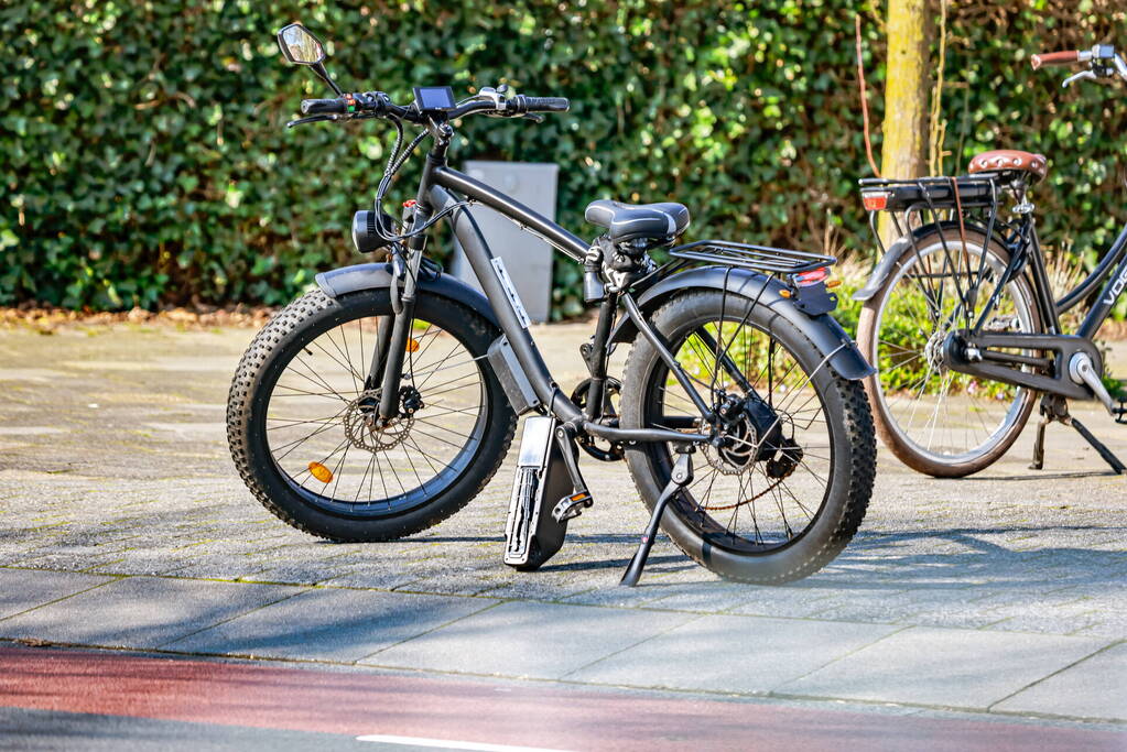 Fatbike met gashendel in botsing met e-bike en auto