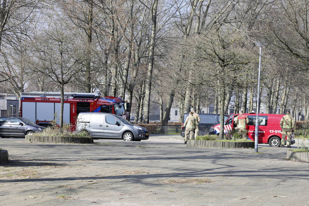 Brandweer haalt persoon uit vastzittende glazenwasserbak