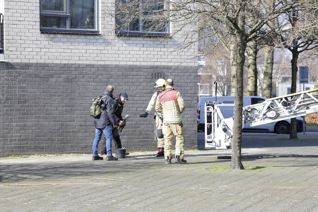 Brandweer haalt persoon uit vastzittende glazenwasserbak