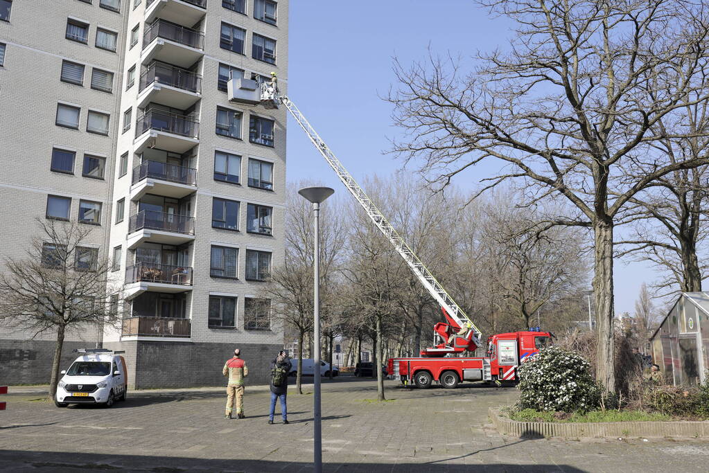 Brandweer haalt persoon uit vastzittende glazenwasserbak