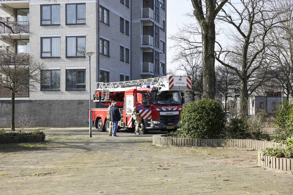 Brandweer haalt persoon uit vastzittende glazenwasserbak