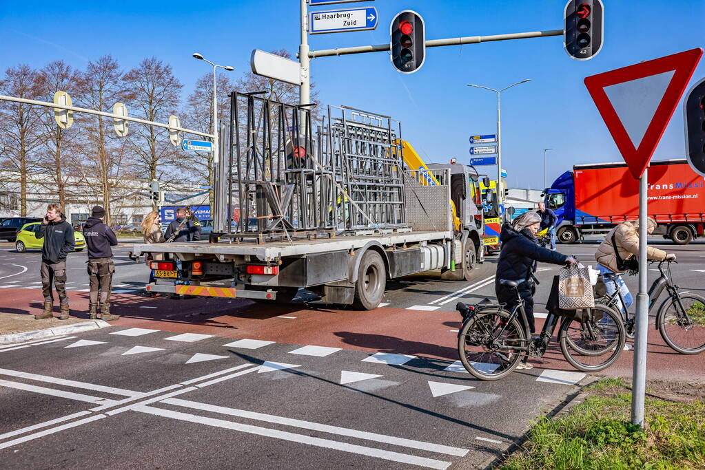 Scooterrijdster gewond bij botsing met vrachtwagen