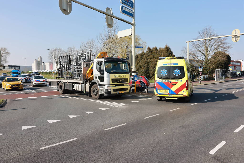 Scooterrijdster gewond bij botsing met vrachtwagen