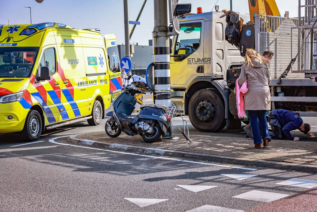 Scooterrijdster gewond bij botsing met vrachtwagen