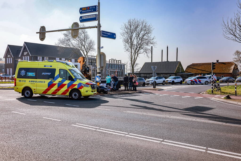 Scooterrijdster gewond bij botsing met vrachtwagen