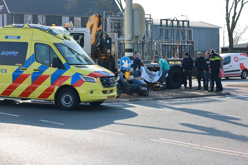 Scooterrijdster gewond bij botsing met vrachtwagen